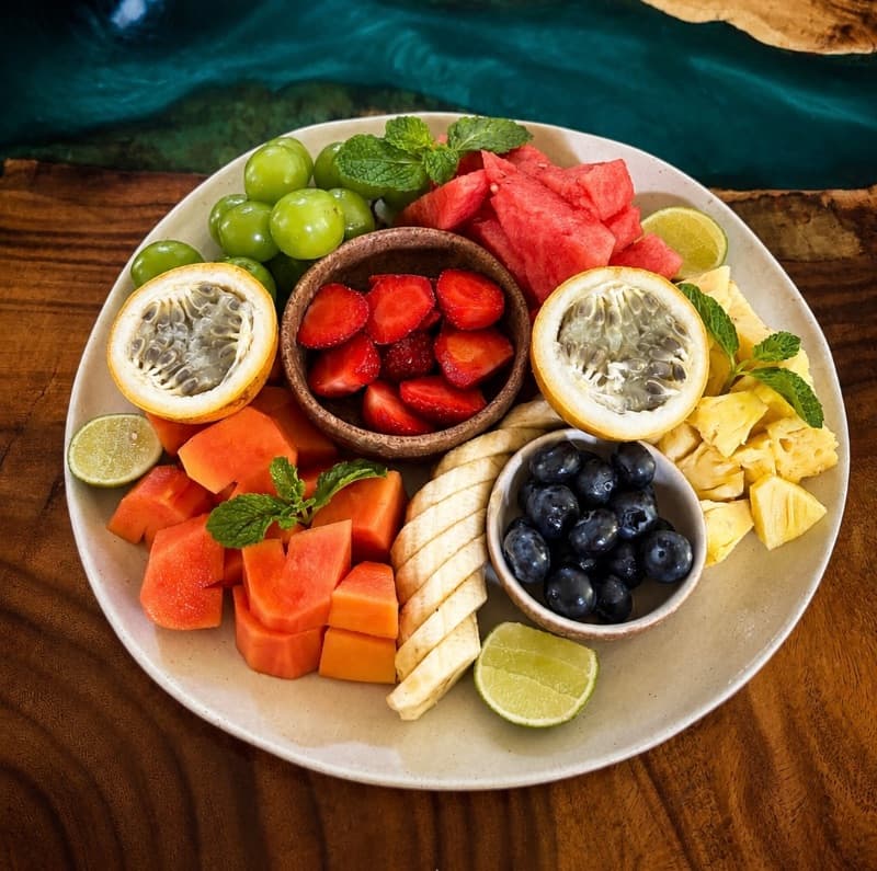 Fruit and berry set — A vibrant selection of freshly cut seasonal fruits, beautifully arranged for a light and refreshing 
