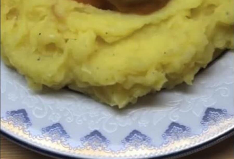 Гуляш куриный (заморозка), 250 гр — Курица, лук, соль, сметана, томатная паста, мука, масло растительное
