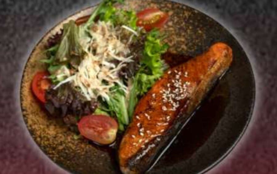 Salmon Teriyaki — Salmon 100g, teriyaki sauce, white wine, mix lettuce, cherry tomato, sliced cabbage, sesame seeds, s