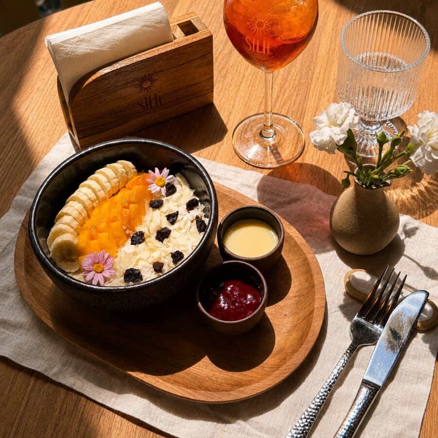 Sweet Oatmeal with Fruits